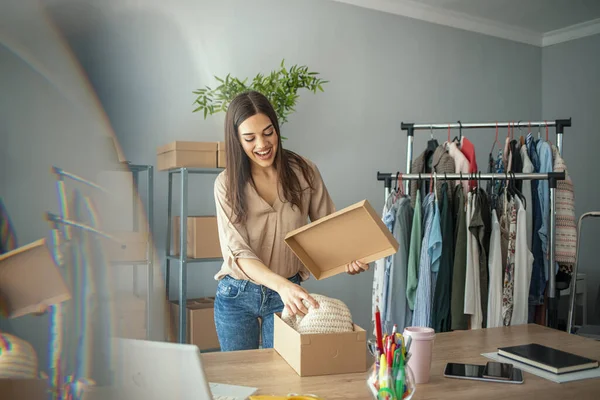 Les Femmes Propriétaire Produits Emballage Petite Entreprise Dans Des Boîtes — Photo