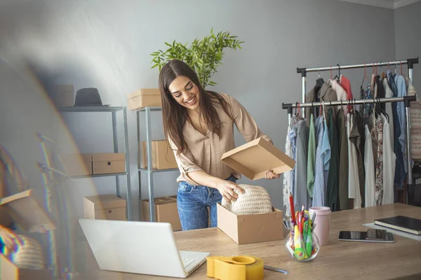 Frau Arbeitet Hause Und Verkauft Artikel Online Online Shopping Macht — Stockfoto