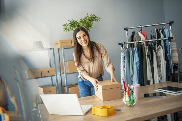 Mujeres Propietaria Del Producto Embalaje Pequeñas Empresas Cajas Preparándolo Para —  Fotos de Stock