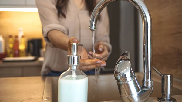 Ujęcie Kobiety Myjącej Ręce Przy Zlewie Kobieta Myje Ręce Mydłem — Zdjęcie stockowe
