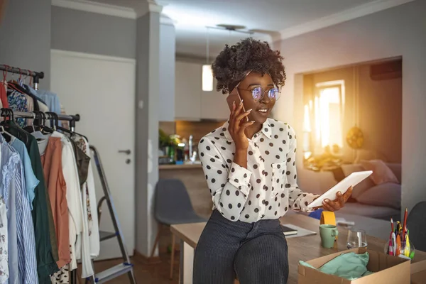 Gros Plan Jeune Femme Heureuse Avec Des Lunettes Parlant Avec — Photo