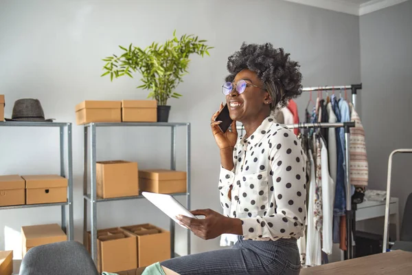 African American Businesswoman Tablet Computer Phone Office Home Shot Attractive — Stock Photo, Image