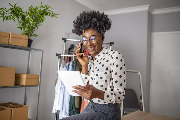 Bela Jovem Afro Americana Usando Tablet Digital Escritório Recebendo Boas — Fotografia de Stock