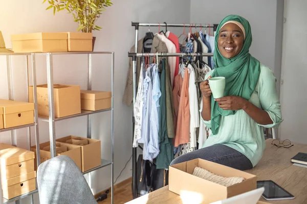 Mujeres Jóvenes Oficina Mirando Cámara Sonriendo Mujer Musulmana Diseñadora Como —  Fotos de Stock