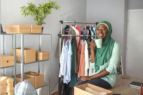 Diseñadora Musulmana Sastrería Feliz Mujer Musulmana Sonriente Diseñadora Como Propietaria —  Fotos de Stock
