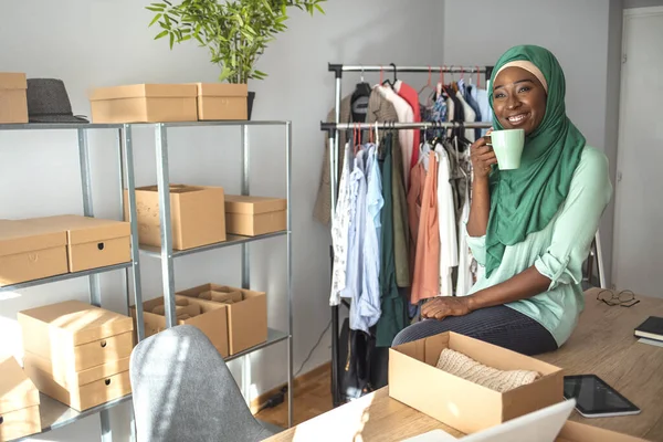 Mujer Musulmana Diseñadora Moda Tienda Mujeres Propietaria Del Producto Embalaje —  Fotos de Stock