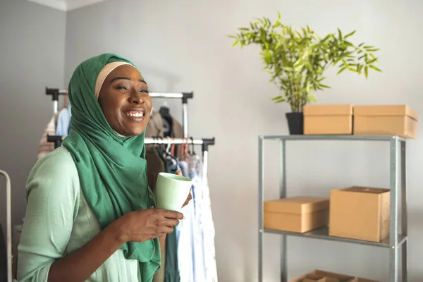 Muslim Pengusaha Wanita Dengan Kopi Cup Perempuan Muslim Desainer Sebagai — Stok Foto