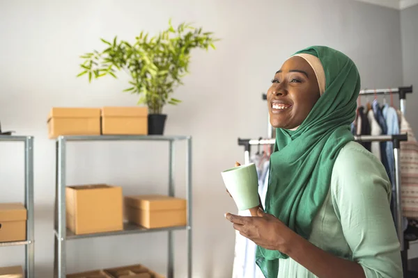 Muzułmańskie Biznesmenki Filiżanką Kawy Muzułmańska Projektantka Jako Początkująca Właścicielka Firmy — Zdjęcie stockowe