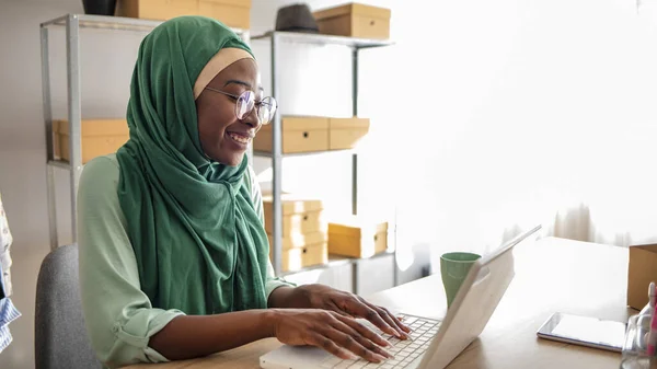 Jovem Empresária Árabe Vestindo Hijab Sentado Uma Mesa Seu Escritório — Fotografia de Stock