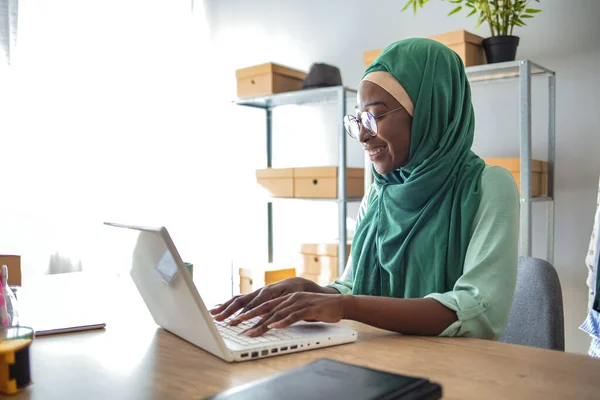 Jovem Empresária Árabe Vestindo Hijab Sentado Uma Mesa Seu Escritório — Fotografia de Stock