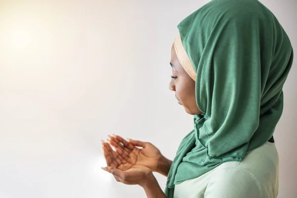 若いムスリム女性が屋内で祈っています モスクで祈るイスラム教徒の女性 アラビア語の若いイスラム教徒の女性がモスクで祈っています ムスリム女性の祈り — ストック写真