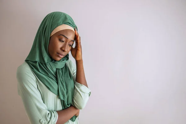 Uma Jovem Mulher Traje Muçulmano Sentindo Chateado Desalento Preocupação Doente — Fotografia de Stock