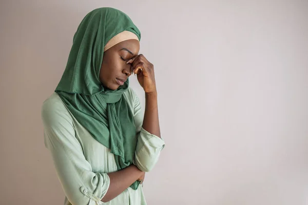 激しい頭痛を持つイスラム教徒の女性 女性サラリーマンは疲れて気分が悪くなる ストレスと健康 彼女の頭の中で真剣に彼女の手で下を見下ろすポーズ若い女性 悲しい 頭痛の種と — ストック写真