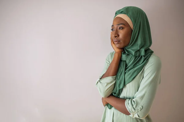Junge Frauen Spüren Kopfschmerzen Migränesymptome Gesundheitsfürsorge Stress Elegante Hübsche Muslimische — Stockfoto