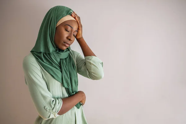 エレガントなかなりイスラム教徒の女性の頭痛の痛みを感じる イスラム教徒の女性は頭痛がする 激しい頭痛を持つイスラム教徒の女性 女性サラリーマンは疲れて気分が悪くなる ストレスと健康 — ストック写真
