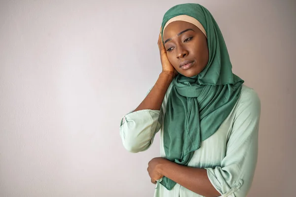 Retrato Mulher Árabe Pensativo Hijab Casa Descansando Cabeça Nas Mãos — Fotografia de Stock