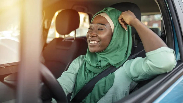 Młoda Muzułmanka Afryki Prowadzi Samochód Muzułmanka Prowadzi Samochód Cieszy Się — Zdjęcie stockowe