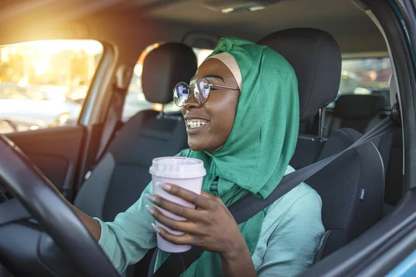 Χαμογελώντας Μαύρη Μουσουλμάνα Γυναίκα Οδηγεί Όχημά Της Όμορφη Άραβα Μουσουλμάνα — Φωτογραφία Αρχείου