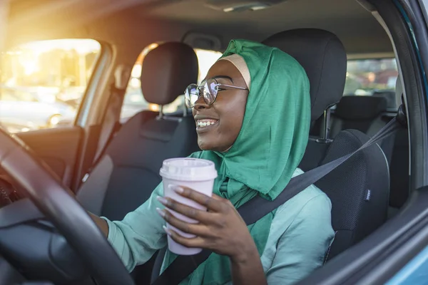 Uśmiechnięta Muzułmanka Prowadząca Samochód Piękna Arabska Muzułmanka Hidżabie Samochodzie Pijąca — Zdjęcie stockowe
