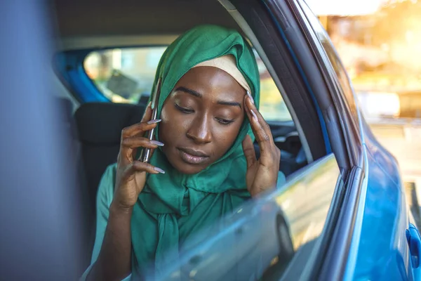 Femme Affaires Dans Taxi Parler Avec Smartphone Des Gens Affaires — Photo