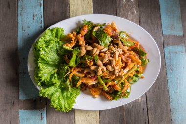 Gevrek baharatlı salata ahşap zemin üzerinde Üstten Görünüm