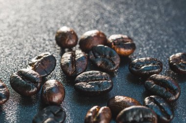 Yakından bir arka plan üzerinde kahve fasulye.