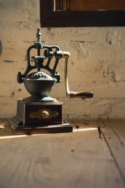 El Kahve değirmeni, güneş ışığı ile pencere civarında.