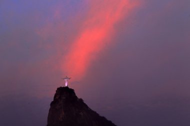Rio de Janeiro, Brezilya - 10 Ekim 2012: İsa kurtarıcı güneşin ilk kırmızı ışıklar Dona Marta bakış açısından görüldüğü gibi çok erken, alma.