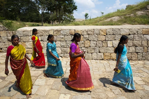 Chitradurga Fort, Karnataka, Hindistan, geleneksel giysileri ile Hint kadının