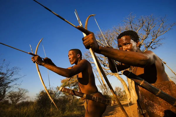 Bushmen simulating a hunt at Grashoek — Stock Photo, Image