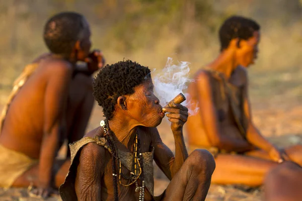 Bushman röka sin pipa — Stockfoto