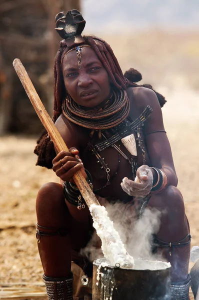 Himba kadın geleneksel giysileri ile 