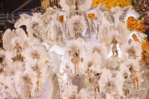 Samba okul sunuyu Sambodrome 