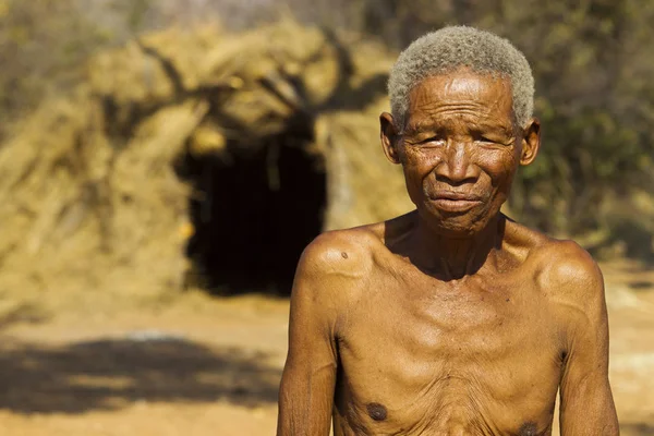 Ju /'Hoansi-San bushman op klimmen, Namibië — Stockfoto