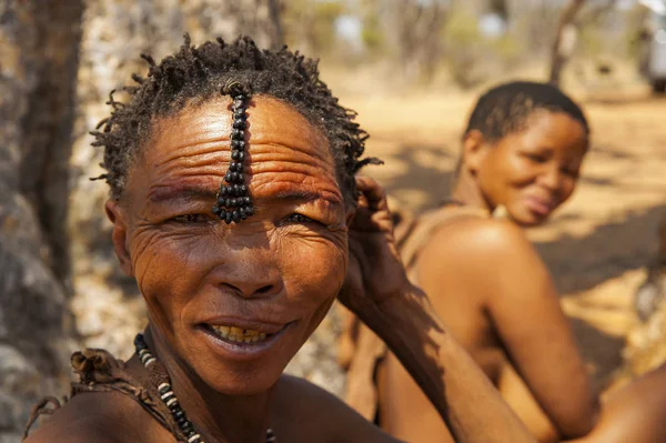 Ju / 'hoansi-san buschmann in grashoek, namibia — Stockfoto