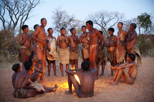 Ju /'Hoansi-San Bushmen Grashoek, Namibia,