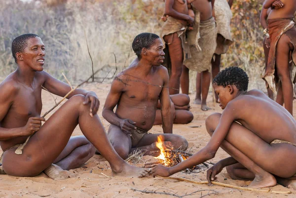 Ju /'Hoansi-San bushman op klimmen, Namibië — Stockfoto