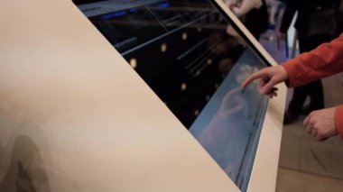 Touchpad kullanan adam, İnsanlar Dokunmatik Ekran Bilgisayarı kullanır