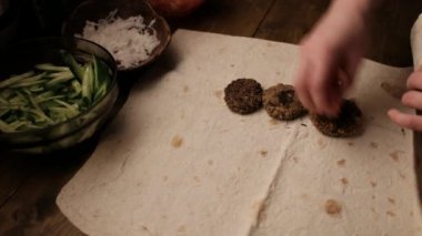 Yakın up - kadın eklemek keser domates ve salatalık ile pide ekmek pirzola