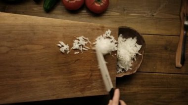 Üstten Görünüm - erkek bir vejetaryen yemek hazırlar