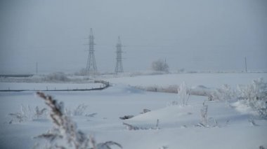 Rus köyünde kış, güzel kış, dalları büyük elektrik hatları kar ve Frost, karlı Rus bozkır kaplı