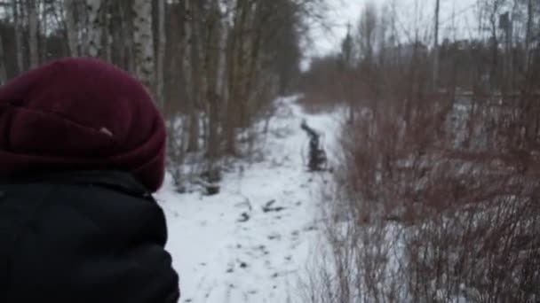 Slowmotion - Músico tocando pequeño platillo en el bosque, en Red Hat y mochila a cuadros, Caídas de nieve, Madera de invierno — Vídeo de stock