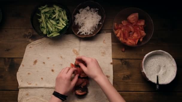 顶视图-女性准备素食食品，在皮塔饼包装沙拉三明治 — 图库视频影像