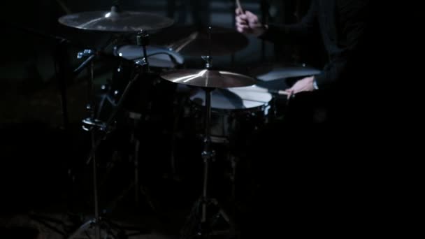 Slow Motion - Drummer speelt bij het Concert, drummen, Close up van Drummer's handen — Stockvideo