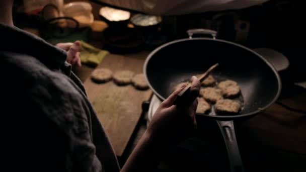 Fêmea cozinha os hambúrgueres vegetarianos para Falafel na panela em uma cozinha de madeira — Vídeo de Stock