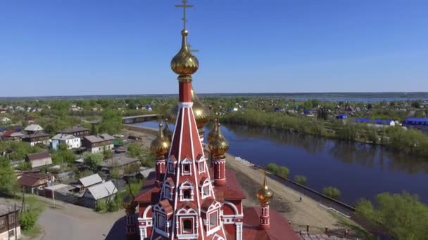 Közepette az árvíz a Drone forgatták a folyó partján egy gyönyörű templom — Stock videók