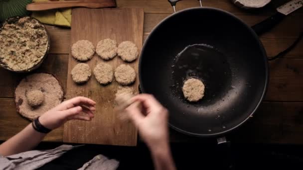 Mujer pone las empanadas en la sartén, Mujer preparando platos vegetarianos — Vídeo de stock