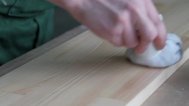 El trabajador pinta la pierna de madera, inflige pintura a la madera — Vídeos de Stock