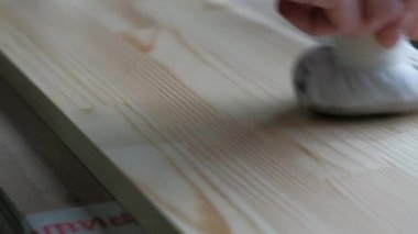 İşçi tahta bacak boyalar, boya tahtaya uğratan