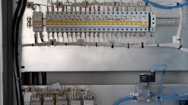 Portre: İş, elektrikçi, elektrikçi kablo bağlantısı, elektrik tesisatı tamir adam denetler.